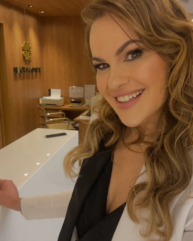 Dra. Ana Cláudia sorrindo na recepção da Harmony