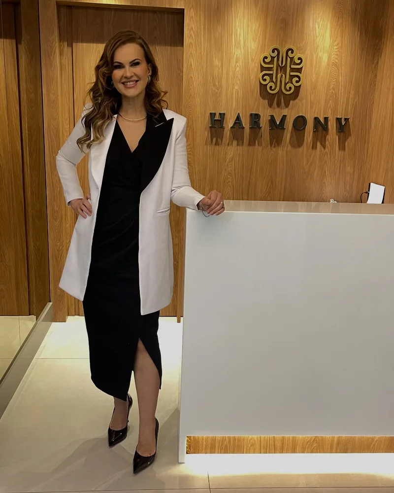 Dra. Ana Cláudia de jaleco na recepção da Harmony